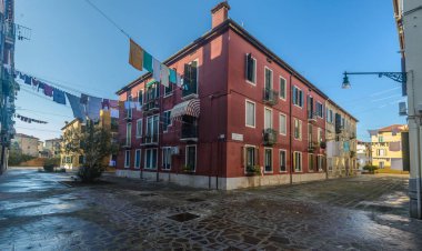 Güneşli günde patika üzerinde asılı Çamaşırhane ile hattı yıkama. Venedik, İtalya.