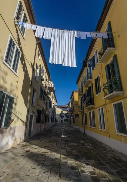 晴れた日に歩道に掛かるランドリーでラインを洗浄します ヴェネツィア イタリア — ストック写真