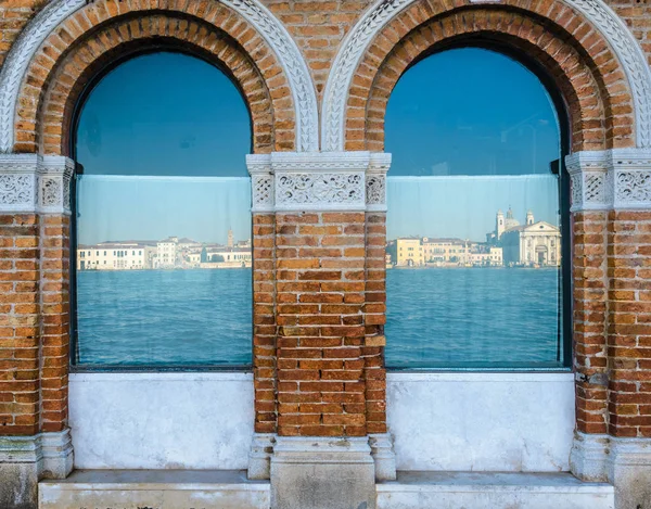 Архитектура Венеции Отражена Окнах Giudecca Italy — стоковое фото