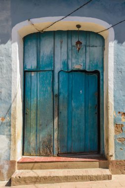 Trinidad, Küba mavi bir evde bir kapı bir iki siyah kapı görünümünü.