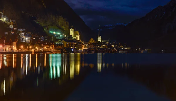 Vista Panorâmica Cidade Beira Lago Hallstatt Noite Nos Alpes Austríacos — Fotografia de Stock