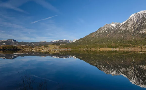 奥地利阿尔卑斯山的全景美景 哈尔施塔特湖的哈尔施塔特山村 阳光明媚的湖景从哈尔施塔特阿尔卑斯山 奥地利哈尔施塔特度假村 阿尔卑斯山 — 图库照片