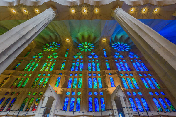 Архитектурный интерьер церкви Sagrada Familia в Барселоне, Испания
