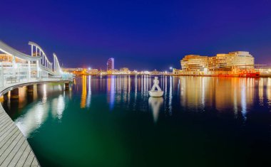  Rambla del Mar salıncak köprüsü İspanya 'nın Barselona şehrinin en önemli turistik yerlerinden biridir..