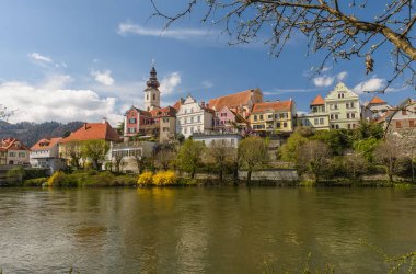  Mur nehri üzerindeki Frohnleiten eski kentinin görünümü, Styria, Avusturya