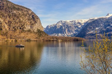 Avusturya Alplerinde panoramik manzaralı görünümünde. Hallstatt dağ köyü Hallstatt Gölü. Güneşli bir gün göl manzaralı Hallstatt alp dağlarından. Yer: tatil köyü Hallstatt, Avusturya, Alpler. Europe.