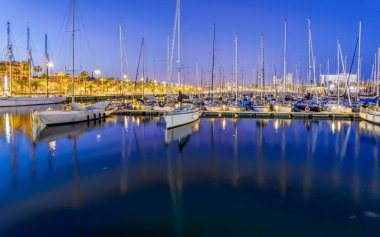 Yatlar marinada demirledi. Barcelona mavi saatte.