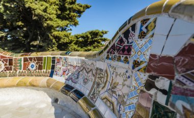 Onun Park Guell, Barselona, İspanya antoni Gaudi tarafından renkli seramik karo mozaik Closeup