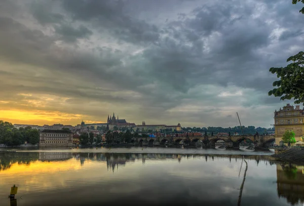 Bela Vista Colorida Crepúsculo Sobre Ponte Carlos Castelo Praga Praga — Fotografia de Stock