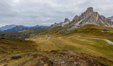 İtalya Dolomites dağı yazın Passo di Giau. Dolomitler Unesco Dünya Mirasları Listesindeler.