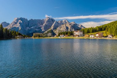 Dolomites, İtalya 'daki güzel ve ünlü Misurina Gölü. Göl manzarası, dağlar, mavi gökyüzü suya yansıyor.. 
