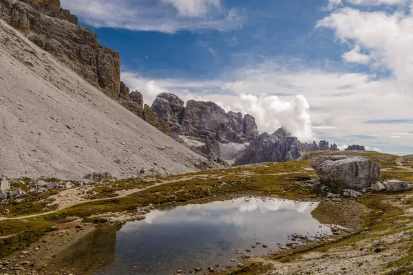 Pequeño Lago Alpino Dolomitas Italia Monte Tre Cime Drei Zinnen —  Fotos de Stock