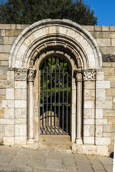 庭の古い石の入り口の門 金属製のドアを持つ白い柵 — ストック写真