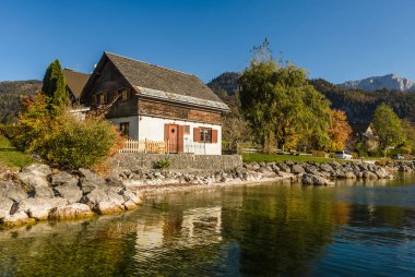 Grundlsee Gölü, sonbahar sabahının erken saatlerinde. Grundlsee köyü, Salzkammergut bölgesi, Liezen bölgesi Styria, Avusturya, Avrupa.