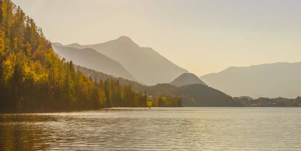 Grundlsee Gölü Sonbahar Sabahının Erken Saatlerinde Grundlsee Köyü Salzkammergut Bölgesi — Stok fotoğraf