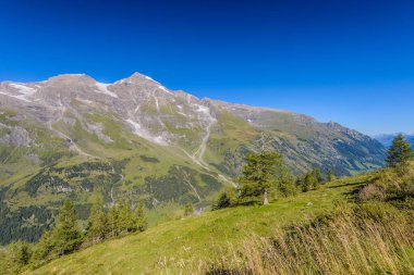 Avusturya Alpleri 'nin zirveleri, Hohe Tauern Ulusal Parkı. Resimli ve güzel bir sahne. Güzel küçük bir şehir olan Kaprun, Avusturya, Avrupa.