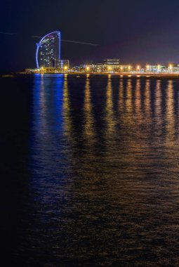Barceloneta Plajı Olimpic Limanı ve Vela Oteli gün batımında. Barcelona, İspanya.