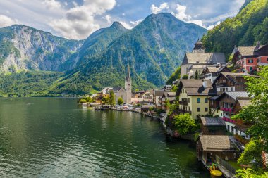 Avusturya Alpleri 'nde Hallstatter Gölü' ndeki Hallstatt köyü..