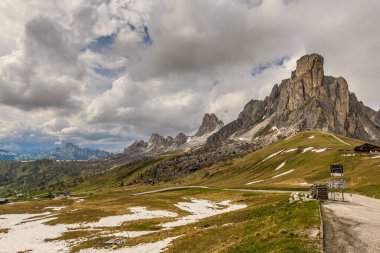 Passo Giau ile İlkbahar manzarası Cortina d Ampezzo Alps Dolomitler Dağları, İtalya