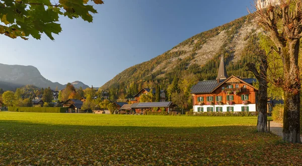 Tradiční Alpské Vesnické Domy Kopci Pozadí Slunečné Ráno — Stock fotografie