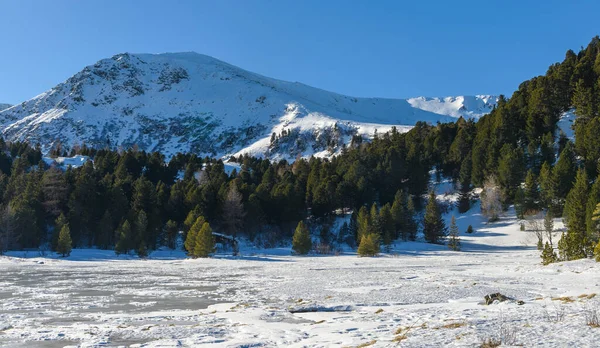雪に覆われた山の峰や凍結氷の湖と冬の山の風景 オーストリア — ストック写真