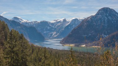 Avusturya dağlarının panoramik manzarası Alps Gölü Hallstattersee. Mavi gökyüzü karlı dağlar manzaralı.