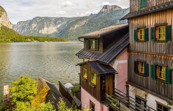 Drewniane Domy Hallstatt Austria Jeziorem Halstaatter Dachstein Tle — Zdjęcie stockowe