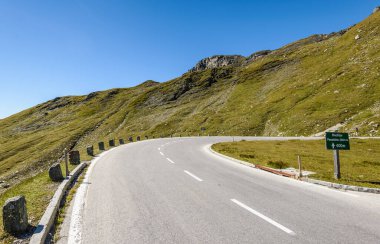 Grossglockner High Alpine Yolu, (Grossglockner-Hochalpenstrasse). Avusturya 'nın Avusturya Alplerinde yüksek dağ geçidi yolu.