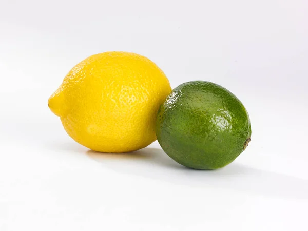 Bir Tek Limon Beyaz Zemin Üzerine Kireç — Stok fotoğraf