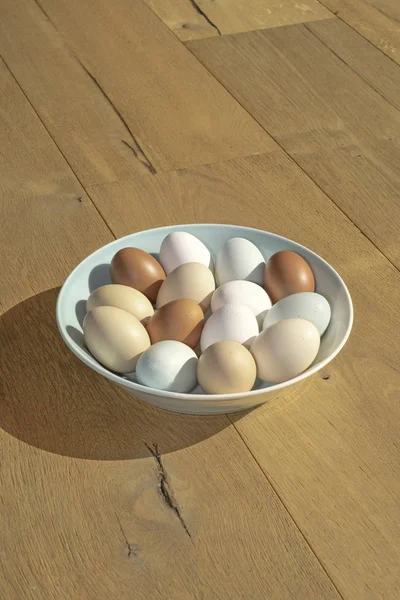 Tazón Huevos Varios Colores Sobre Una Superficie Madera —  Fotos de Stock