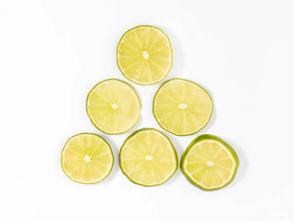 Limes Beyaz Zemin Üzerine Dilimlenmiş — Stok fotoğraf
