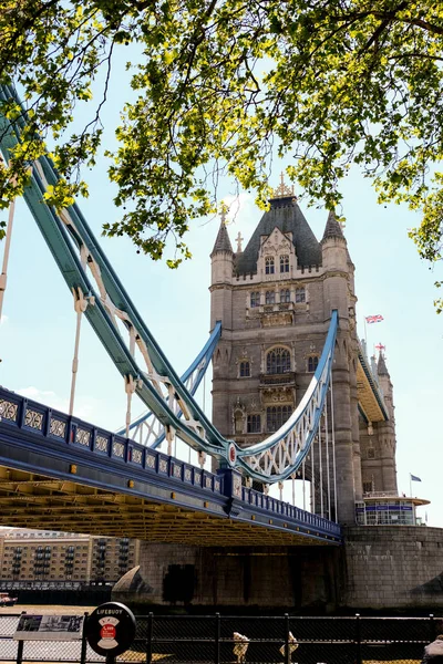 Tower Bridge Londonban Híd Leeresztett Kék — Stock Fotó