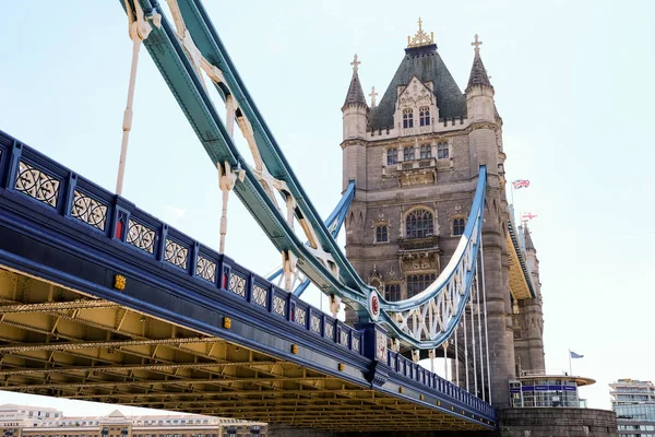 Tower Bridge Londen Met Verlaagde Brug Blauwe Lucht — Stockfoto