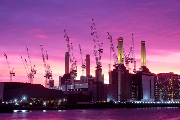 Battersea et grues au crépuscule Images De Stock Libres De Droits