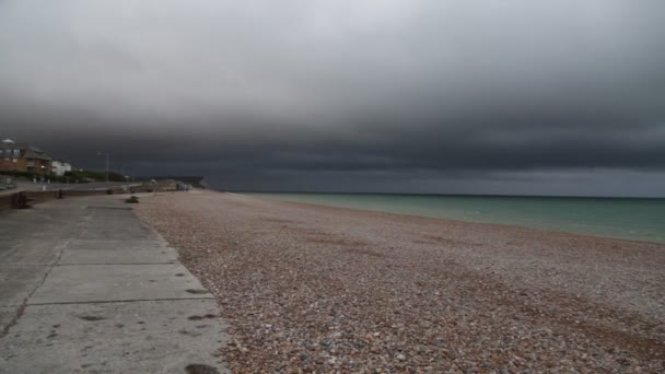 Kijk Rond Britse Badplaats Oceaan Voor Storm Met Donkere Wolken — Stockvideo