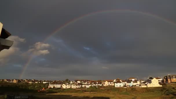 Volledige Regenboog Cirkel Seaside Britse Stad Met Stormachtige Luchten Verheffende — Stockvideo