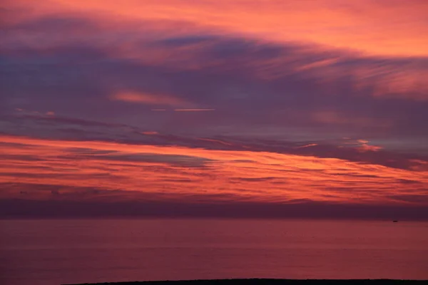 Seaford kırmızı ve pembe dramatik gün batımı, Newhaven Harbour görünümü İngiltere