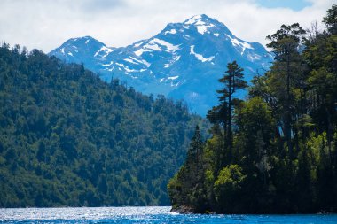 Nahuel Huapi Ulusal Parkı 'nın dağları ve ormanları, Arjantin, Bariloche kasabası.