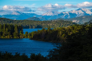 Nahuel Huapi Ulusal Parkı 'nın dağlar ve gölleri, Arjantin' in Bariloche kasabası.