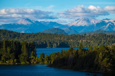 Nahuel Huapi Ulusal Parkı 'nın dağlar ve gölleri, Arjantin' in Bariloche kasabası.