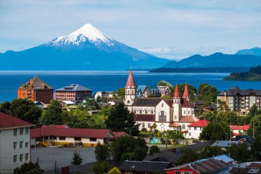 Arkasında Osorno volkanı olan Puerto Varas kasabası. Şili