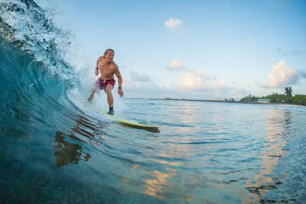 Surfer Rijdt Golf Tijdens Zonsopgang Surf Sessie Malediven — Stockfoto