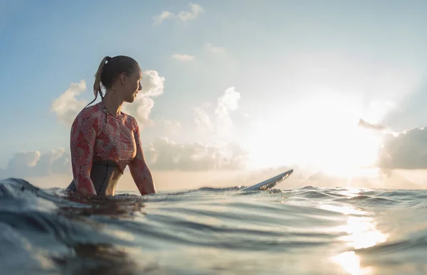 Junge Surferin Wartet Bei Sonnenaufgang Auf Die Wellen Meer — Stockfoto