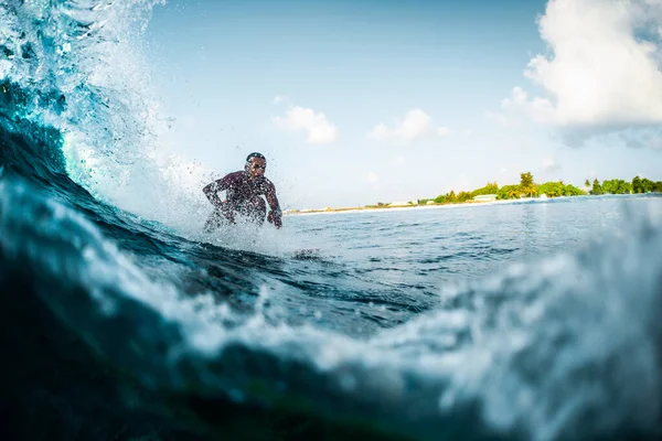 Jovem Monta Onda Oceano Esporte Extremo Conceito Estilo Vida Ativo — Fotografia de Stock