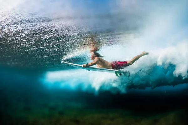 Jovem Surfista Mergulha Sob Onda Oceano Com Prancha Surf Executa — Fotografia de Stock