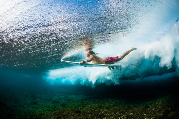 Jonge Surfer Duikt Onder Oceaan Golf Met Surfplank Voert Truc — Stockfoto