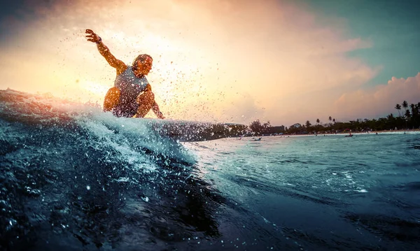 Mladý Surfař Jezdí Vlně Během Západu Slunce — Stock fotografie