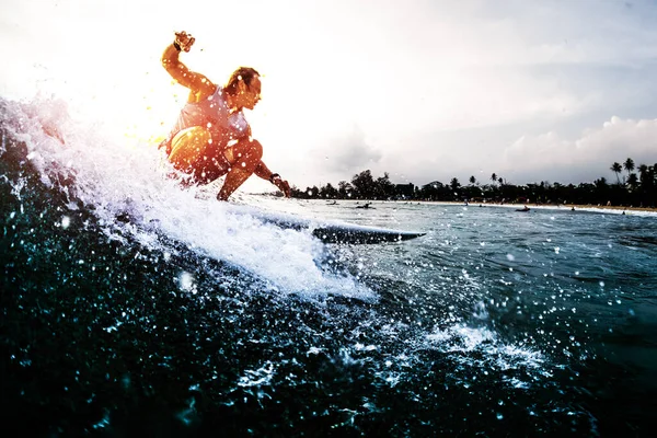 Surfer Rijdt Oceaangolf Tijdens Zonsondergang Met Veel Spatten Actieve Levensstijl — Stockfoto