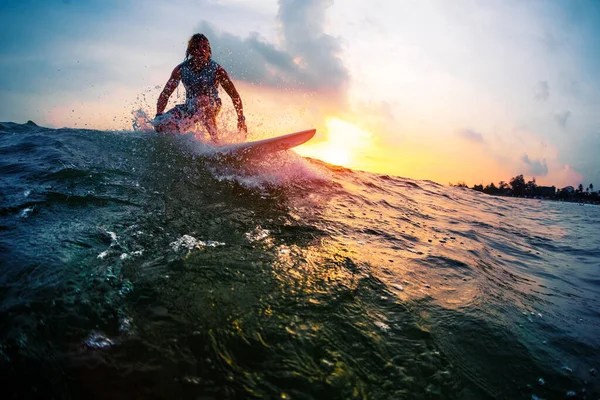 Surfista Tentar Apanhar Onda Oceano Durante Pôr Sol Estilo Vida — Fotografia de Stock