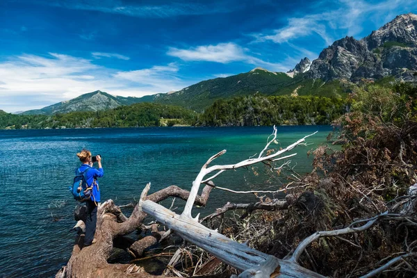 Hiker Taking Pictures Mountains Lake Coast — Stock Photo, Image